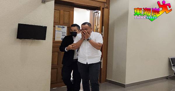 慕哈末拉依央（右）收贿罪名成立后，由反贪会官员带离法庭。