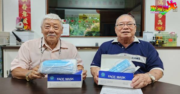 龙兆宏（左）及关丹华团总秘书李文启鼓励欲造访华团安老院访客，下周起自觉佩戴口罩加强防疫。