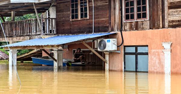 家园遭遇大水灾，居民即使不得已撤离，而仍不时乘船巡察住家情况。