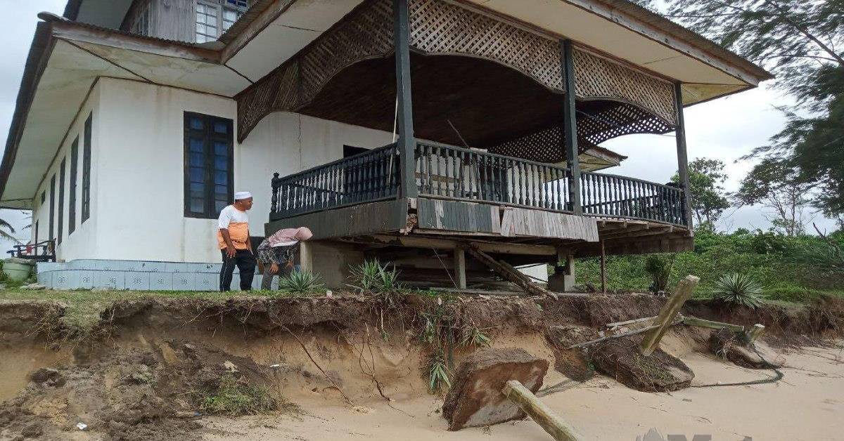 沿海传统住家遭大浪冲蚀后，出现严重土蚀“悬空”，形成危楼！