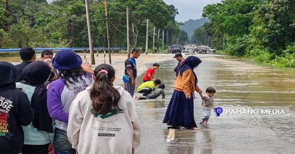 排向关丹下游的洪水开始覆盖低洼区马路后，成了民众允许孩童“嬉水”去处。