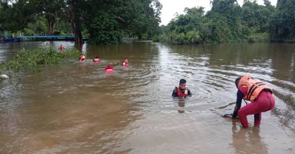 搜救队伍在男童没顶河流展开搜找。