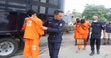 东大道飙摩哆翻车    4学生控鲁莽驾驶