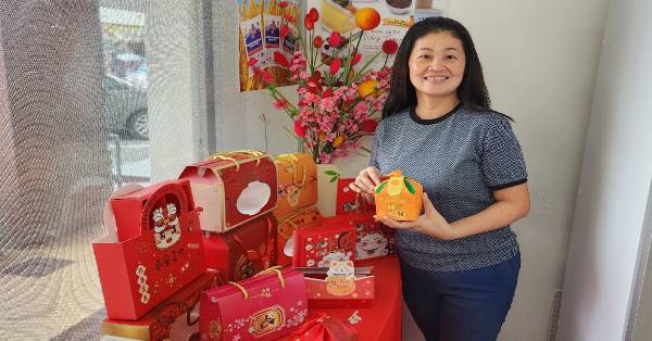 刘秀凤展示新上架的各种精美年饼礼盒。