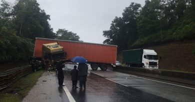 货柜罗厘横跨大道中央    造成2小时大堵塞　
