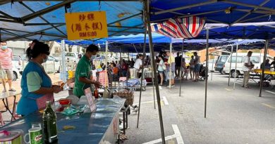 生意额减半 听见雨声  小贩愁 　