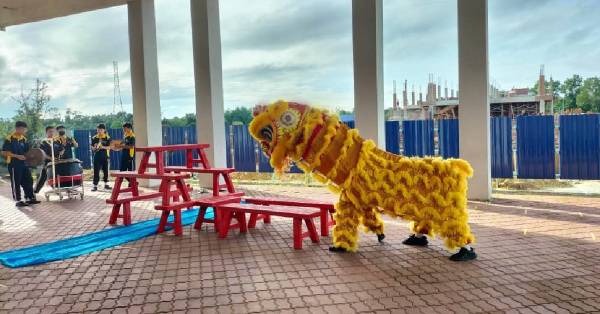 关丹中华中学狮团在学校新春假期来临前，如常进行瑞狮演出排练。