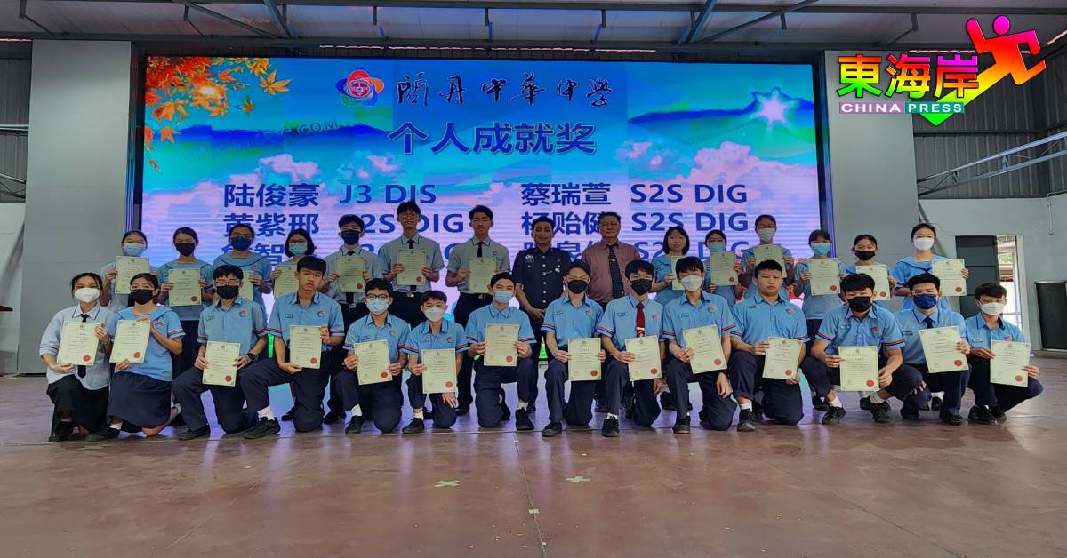 荣获各项个人成就奖的学生与颁奖嘉宾（后排左8）及蔡若峰分享喜悦。