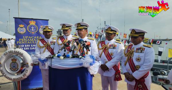 阿都拉曼阿育（中）在关丹丹绒格浪海军基地，出席重新服役的巡逻艇命名仪式。