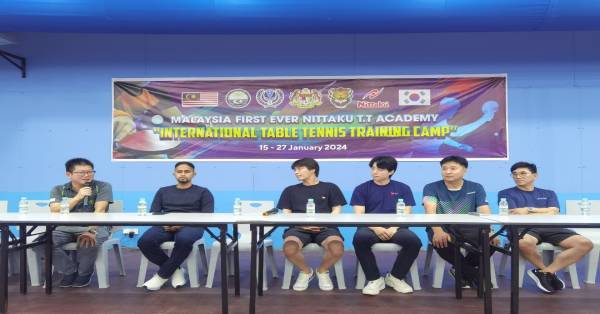 林佑敬（左起）、纳斯利、金建燮、白庆俊、权五信及李恭顺在国际乒乓训练营中，与球员交流。
