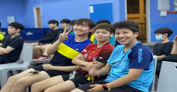 大马乒乓球国家队队员郑丽贤（左起）、可人及教练马莉芳，出席参与首届国际乒乓训练营。