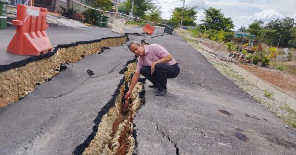 胡智云日前巡视斯里哥慕宁英达花园泥土流失，导致道路严重损坏问题。