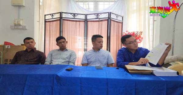 辜健鈫（右）向东姑阿末凯鲁哈斯南、东姑阿末沙林依沙尼及陈俊广展示前生意伙伴与警官的交谈记录。