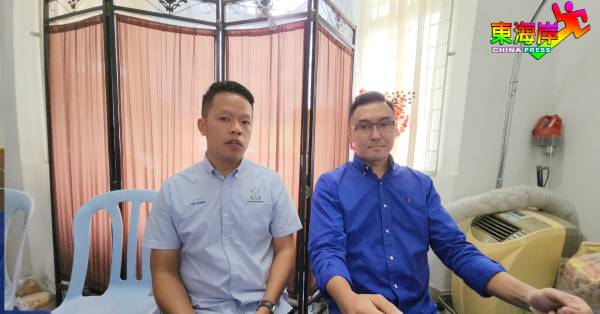 陈俊广（左）将协助辜健鈫的不公平遭遇，向警方、总检察署作出跟进。
