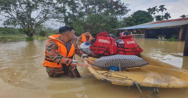 消拯员深入水灾区，将灾民安全疏散。