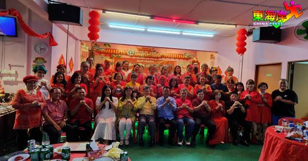 关丹华人协会2024年度新春歌曲比赛嘉宾及参赛歌手开心合影。
