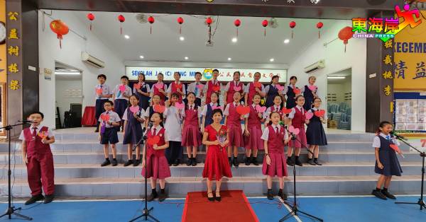 学生们特备英文歌曲做为欢迎黄谷美老师（前排中）礼物。