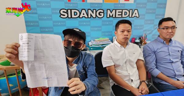 黄先生（左）展示妹妹被骗出国沦为“猪仔”报案书，右起为辜健鈫及陈俊广。