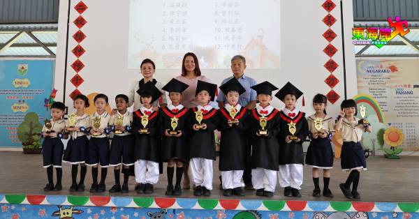 学前班毕业生与颁奖嘉宾；后左起为颜丽婷、杨月明及杜金诗。