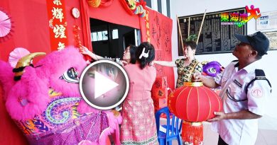 华校老师布置年景  巫裔保安从旁协助