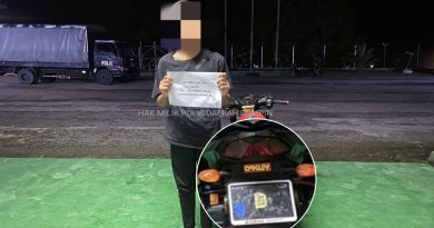 卡通贴纸当车牌号码      少年被捉