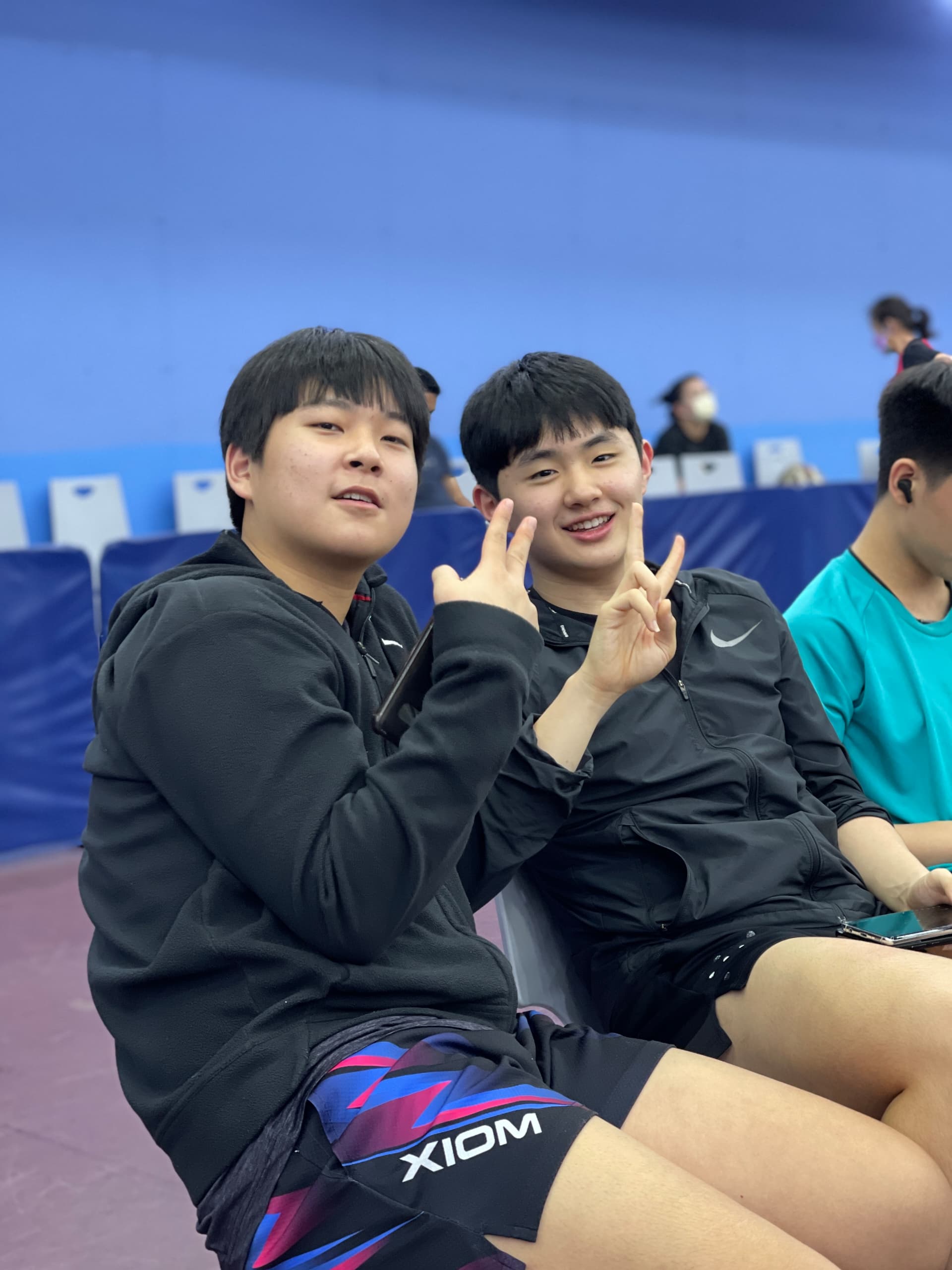 韩国韩国大田东山高中队员崔志勋（Choi Ji Hoon，左）及李奎洪（Lee Kyu Hong），随韩国乒乓队到马展开球技交流。