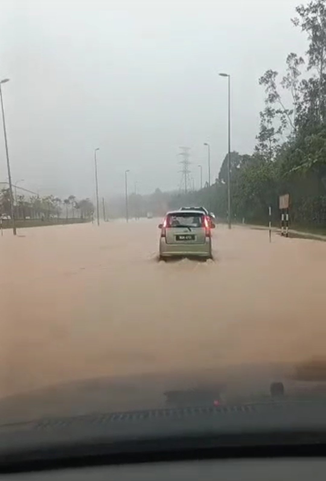 关丹往马兰靠近甘孟水上乐园联邦道路，周三（24日）午后积水泛滥，已淹上马路。