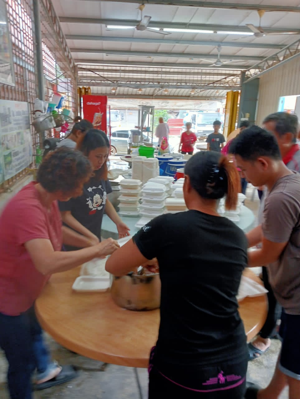 关丹华团联合会“一方有难，八方支援”派盒饭赈灾行动，为林明山镇受灾华裔村民解决熟食温饱。
