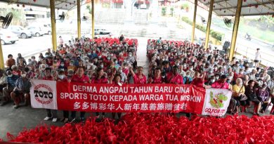 多多博彩施赠贫老    关丹450人受惠