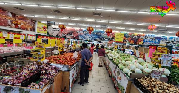 蔬果种类琳琅满目的超市，成了民众一站式采购年货的去处。