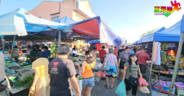 民众赶于年二十八清晨到甘榜爪哇早市集购买新鲜蔬菜，人人满载而归。