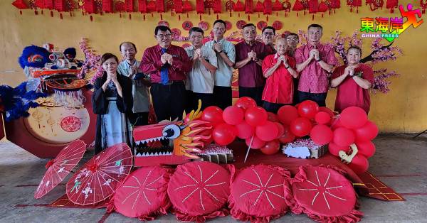 邓世坚（左3）与董家协成员及嘉宾特于校园年景区打卡，庆祝新年。
