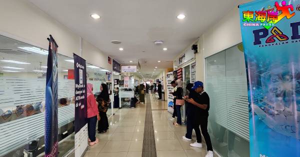 关丹彭亨城市转型中心走廊也成了民众聚集区，排号等待办理更新大马卡、国际护照。