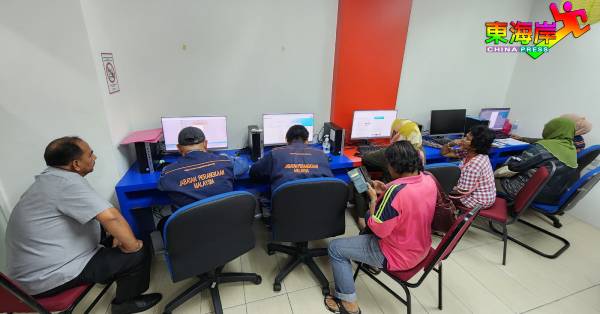 彭亨新闻局服务柜台也借出电脑，让大马统计局彭州分局官员帮助民众填报“PADU”资料。