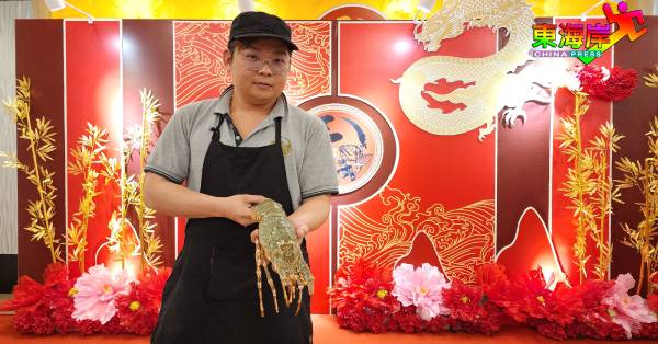 李燊康展示新春套餐不可缺的南美青龙龙虾。