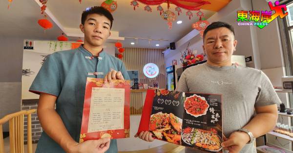 谭刚（右）展示充满中国风味的小龙虾等特色菜系。