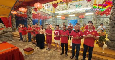 关丹斗母宫拜天公     气氛高昂
