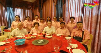302蛇友新春慈善宴     筵开70席  移交捐款