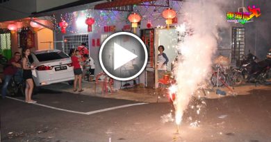 村民燃放烟花鞭炮  玻璃口广西村 年味浓