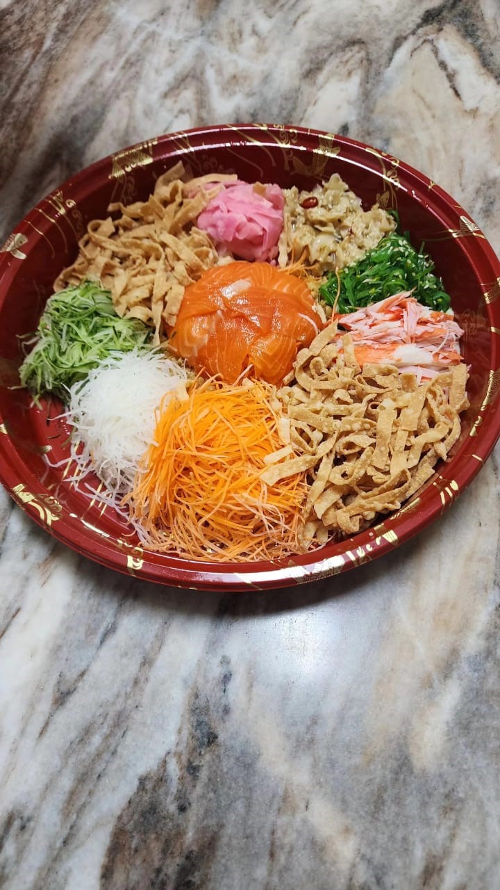 日式作法的捞生盘，以海鲜、新鲜蔬菜为搭配，色泽诱人。