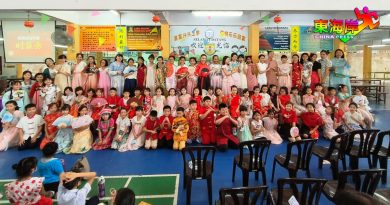 中华二校新春庆典 学生穿民族服装走秀