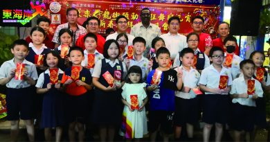 800人加叻看乐队演奏 街头劲歌热舞庆元宵