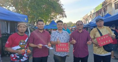 伊党到访青天花园市集    向华裔拜年了解民生问题