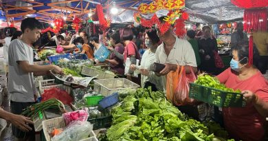 劳勿新巴力巴刹凌晨现人潮 小贩应接不暇