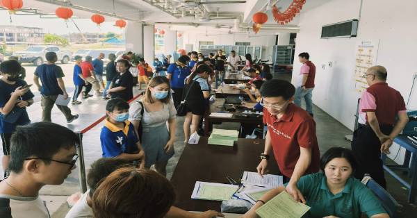 89名初一新生在家长陪同下，到关丹中华中学登记入住学校宿舍。