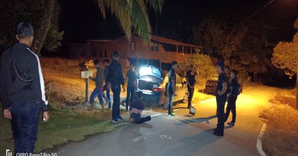 彭警肃毒组警员趁夜突袭土展区，成功逮捕涉及毒品活动青年。