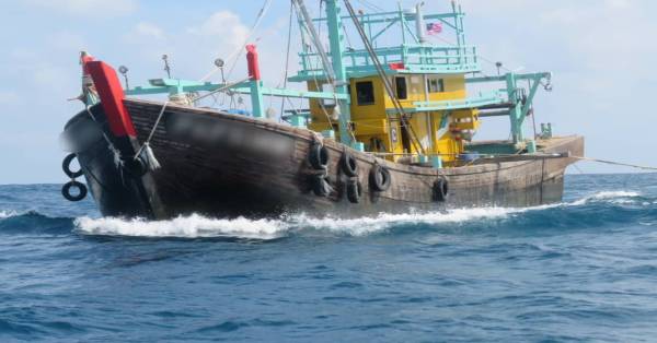 疑违反准证条例，2艘本地渔船遭大马事执法机构扣查。