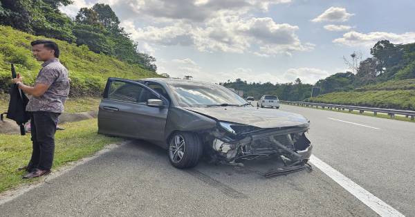 彭州秘书处2名摄影师共乘的轿车，赶路途中失控打滑撞向路旁防撞栏。