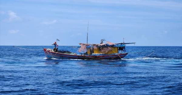 非法闯入大马海域的越南渔船，遭大马海事执法机构拦截。