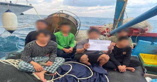 6名越南籍舵手、渔民连人带船被当场拘捕。